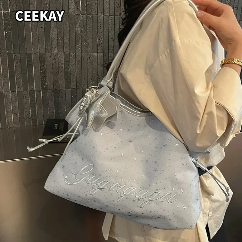 ceekay sac fourre-tout grande taille en pu imprimé étoiles argentées avec pendentif étoile, cordon de serrage latéral et poignée large, sac à bandoulière décontracté