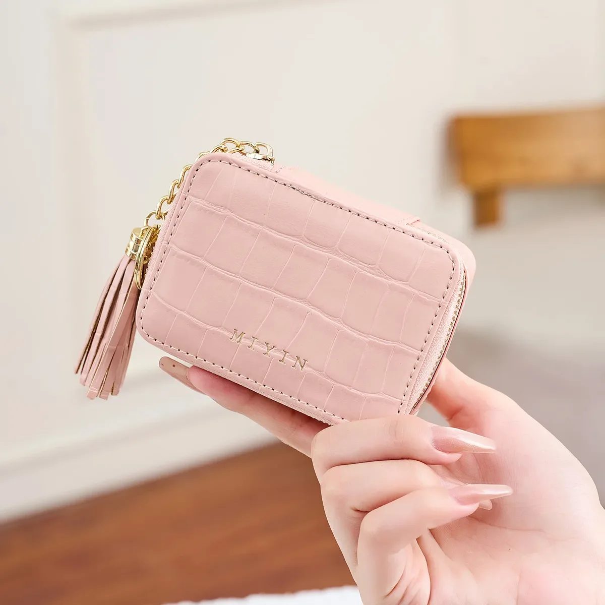 pochette à rouge à lèvres mini portable élégante pour femme, motif crocodile, sac carré à fermeture éclair avec pompon, trousse de maquillage simple couleur unie avec lettre