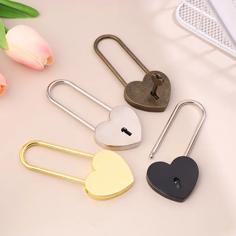 cadenas forme coeur métal rose jaune rouge noir violet gris bronze blanc voyage usage personnel sécurité antiquité