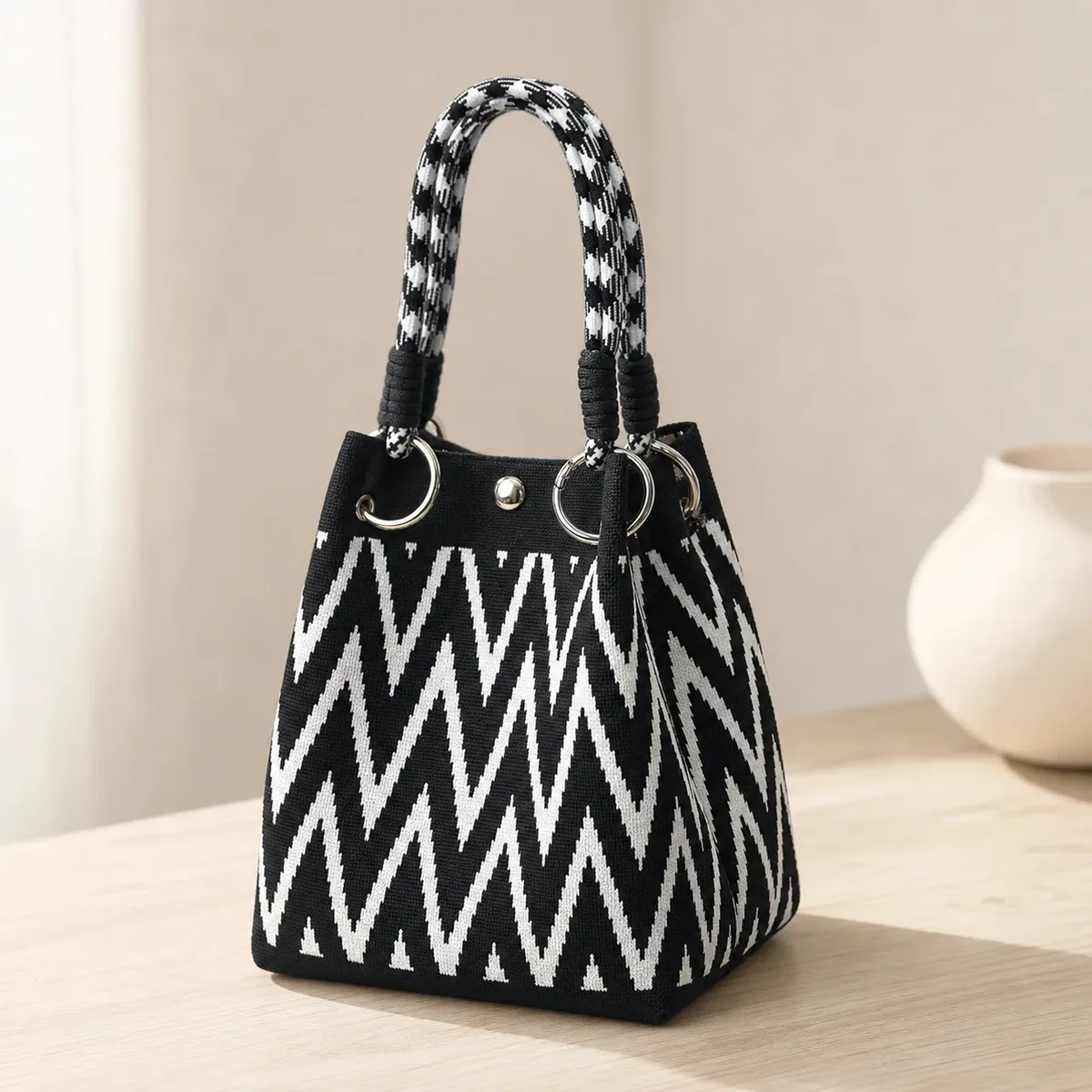 mini sac fourre-tout géométrique pour femme, noir et ivoire, sac à main graphique avec poignée anneau, sac compact pour tenues de style coréen