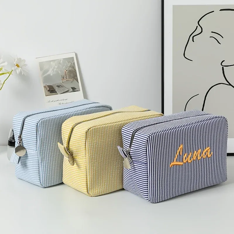 trousse de maquillage à rayures brodée – trousse à cosmétiques personnalisée, pochette de beauté élégante, cadeau parfait de demoiselle d'honneur pour la célébration du mariage