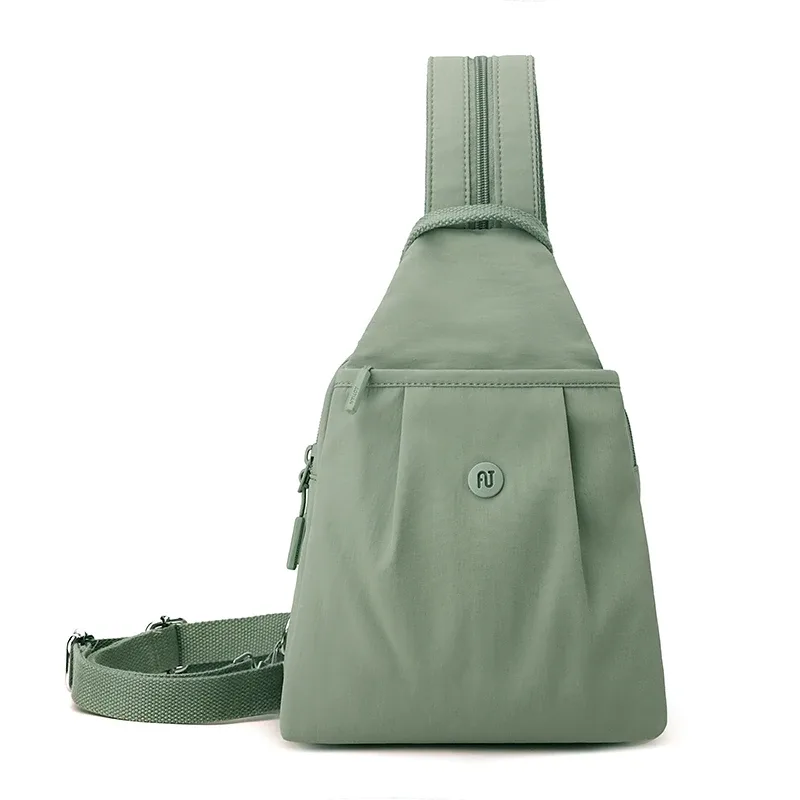 sac dos nylon gris pastel imperméable compartiment intérieur bandoulière arquée poche limon trapézoïdale voyage femme