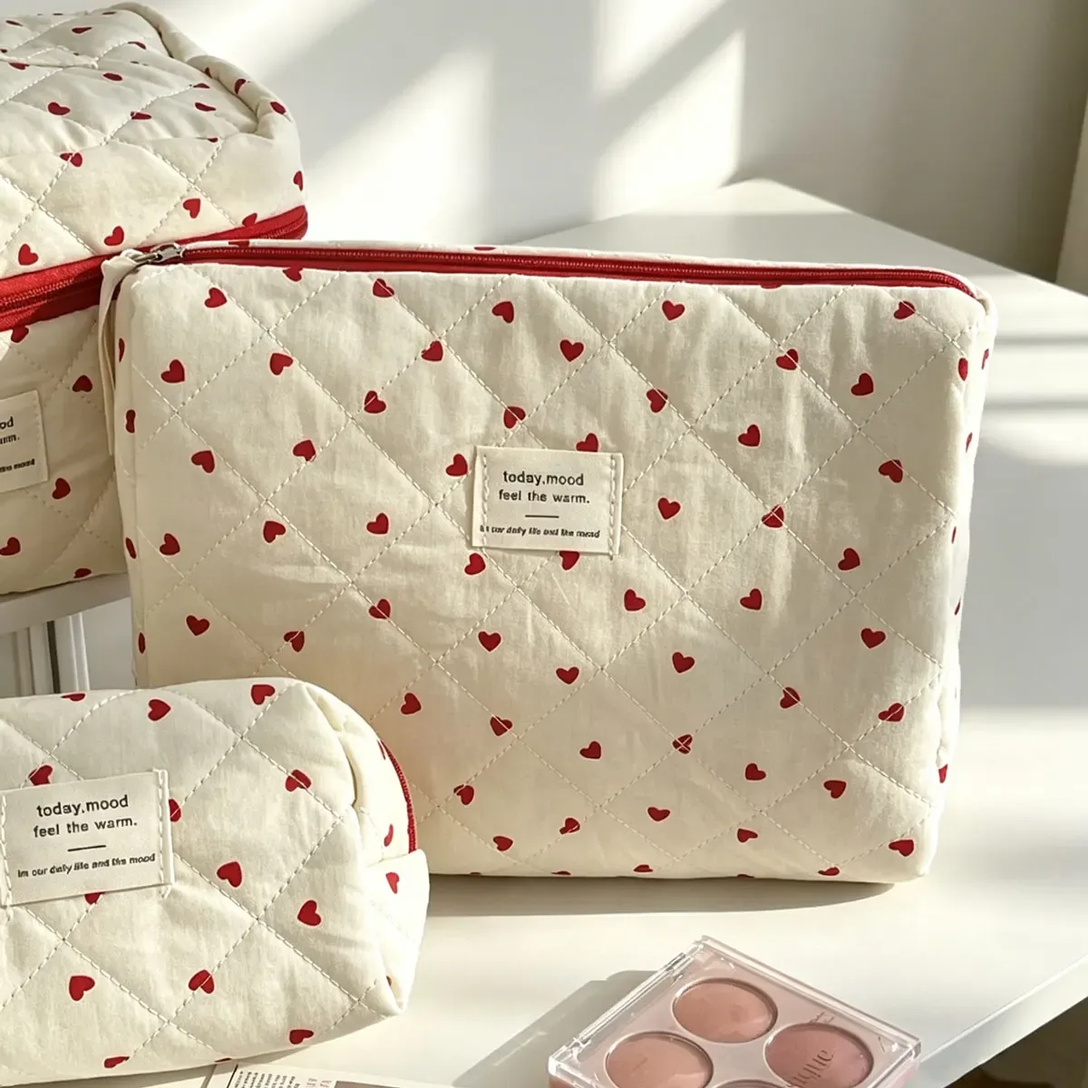 sac de maquillage portable pour femmes, sac de rangement rouge love, sac matelassé multifonctionnel de grande capacité, sac de rangement essentiel pour voyage