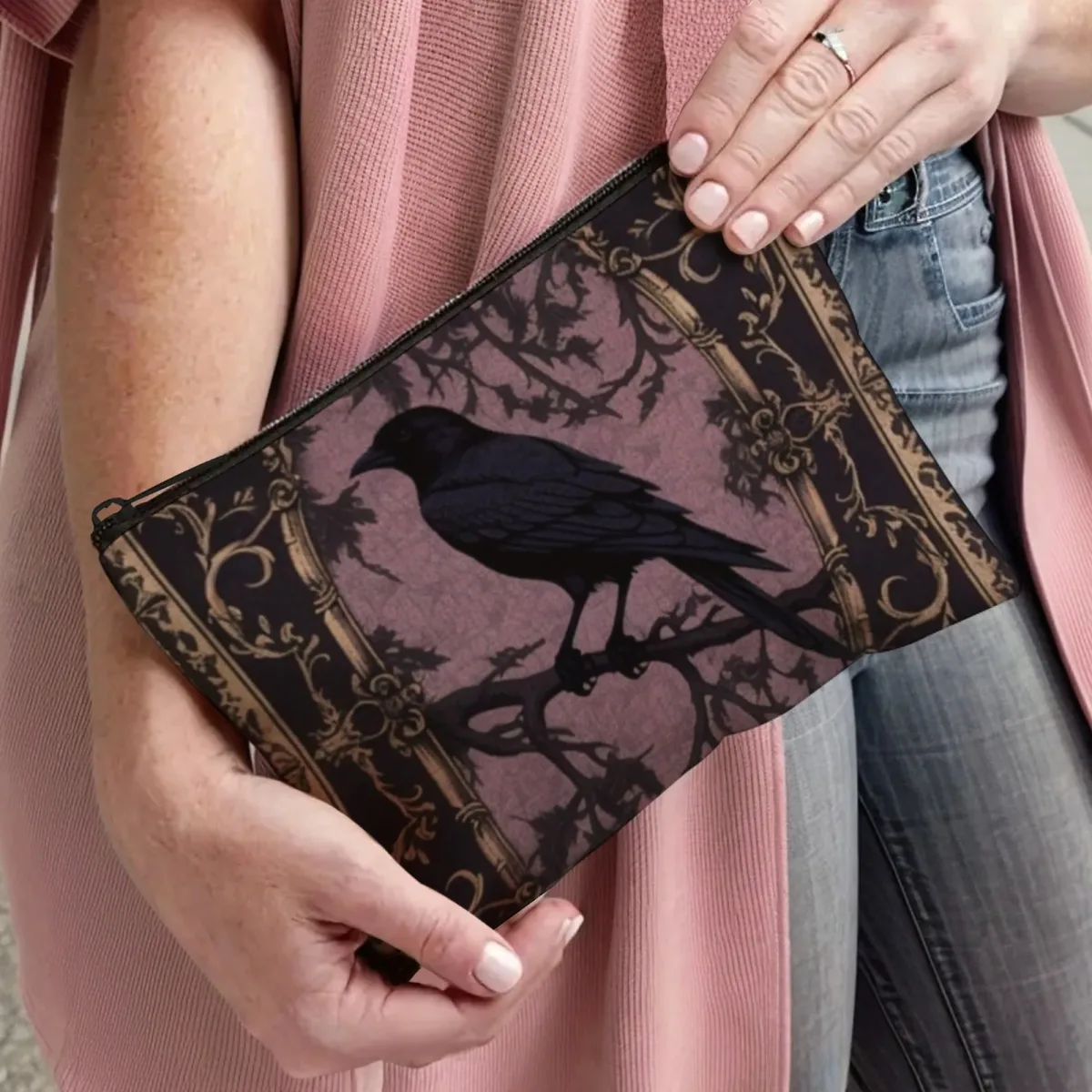 pochette cosmétique gothique d'halloween exquise, corbeau noir mystérieux dans un cadre baroque, accessoire de mode léger et durable