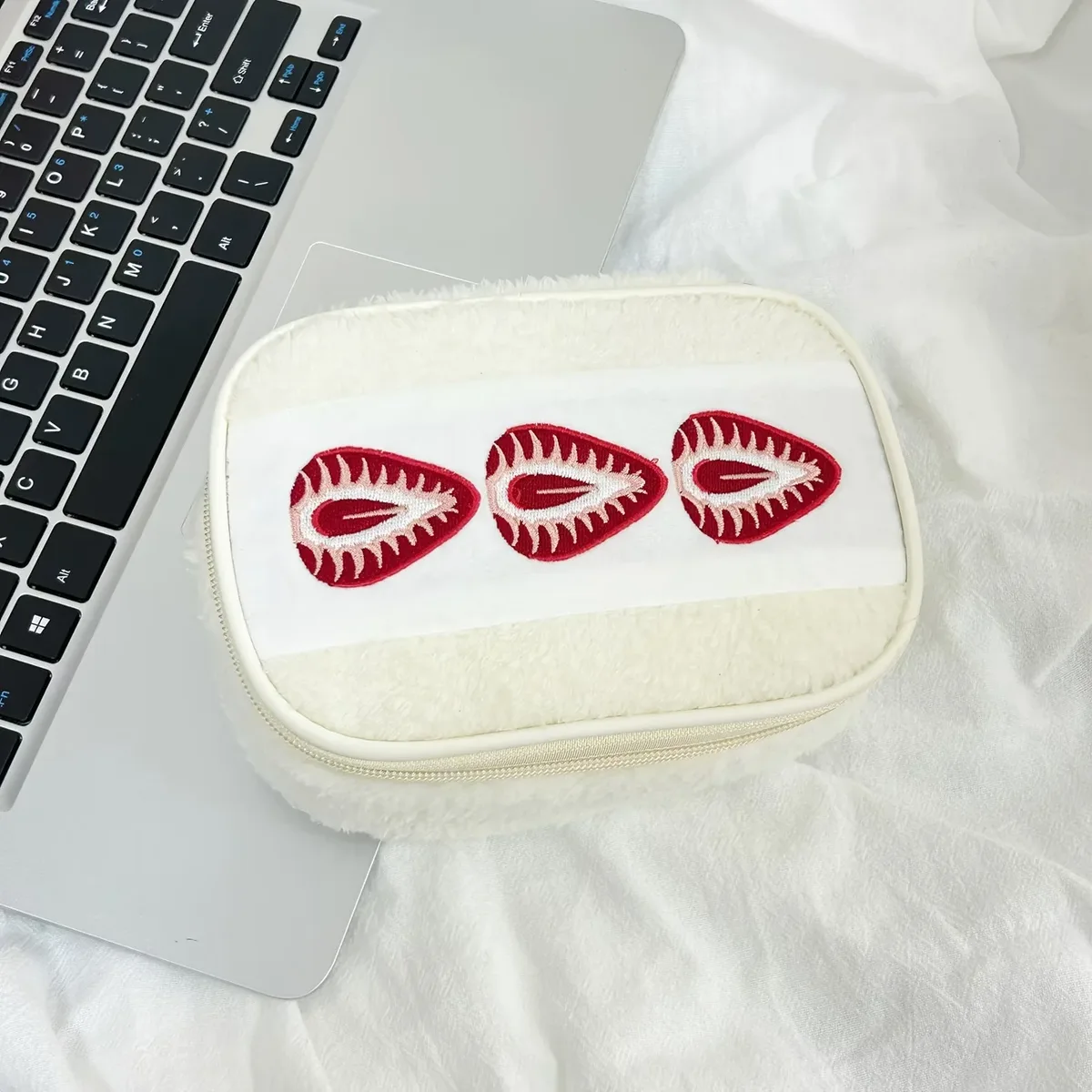 1 pièce trousse de maquillage brodée fraise avec doublure à carreaux, pochette cosmétique portable, sac brodé mignon de style coréen pour le voyage