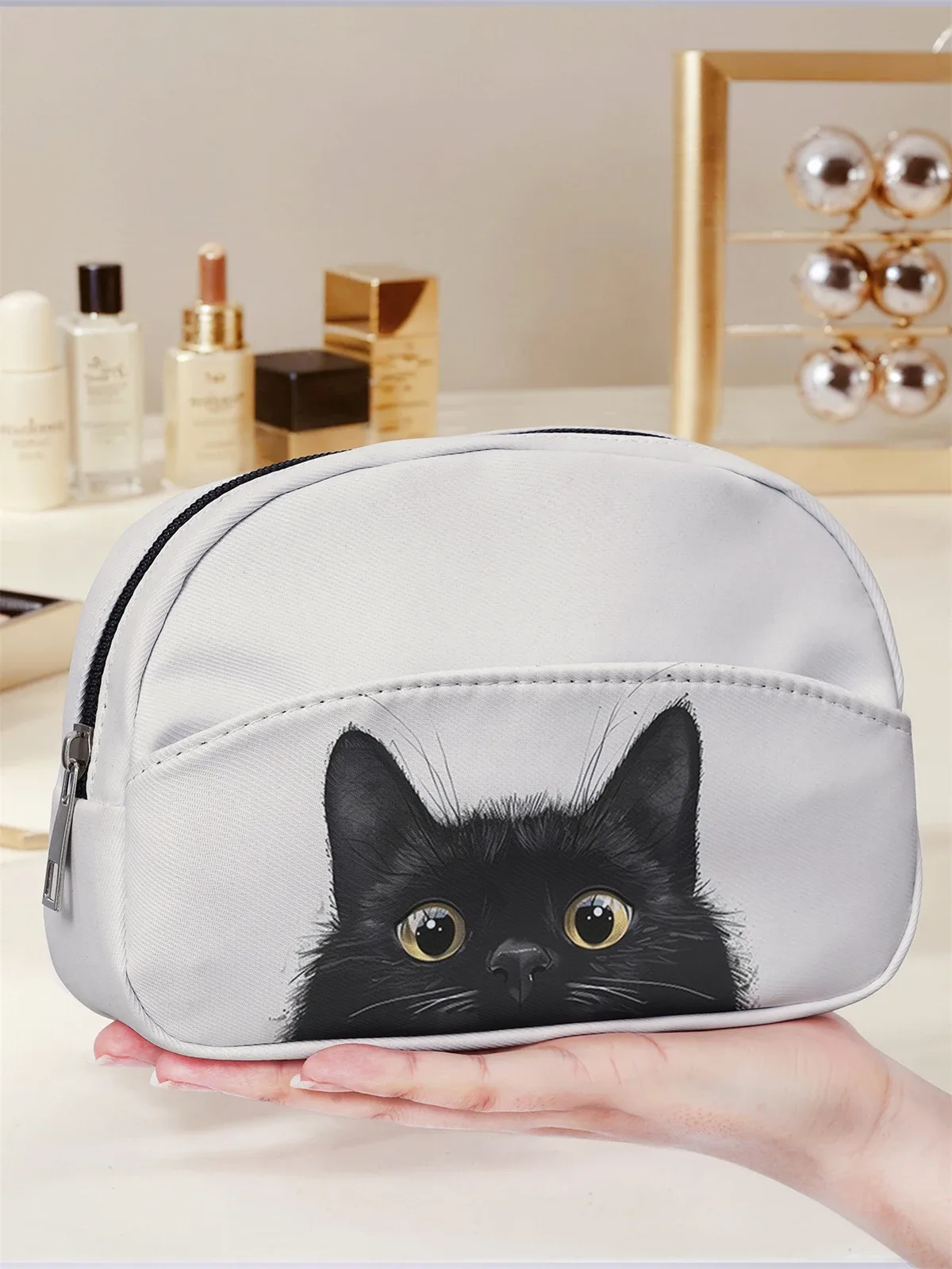 trousse de maquillage art nouveau à motif floral blanc et chat noir, avec fermeture éclair, pour le rangement des articles de toilette en voyage.