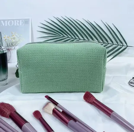 trousse de toilette personnalisée en tissu gaufré : pochette de toilette monogrammée | organisateur de voyage avec nom brodé | cadeau pour une future mariée