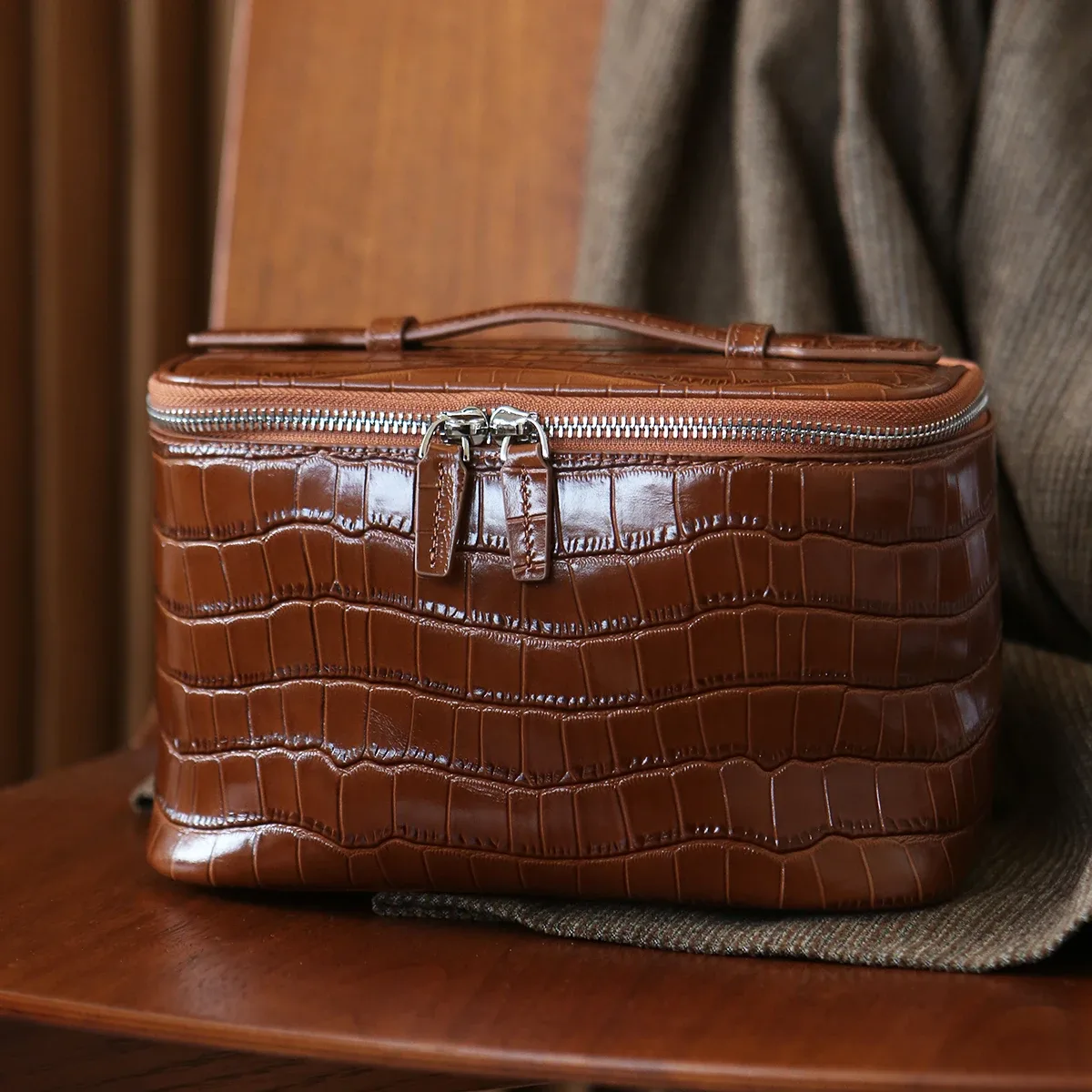 sac de maquillage en cuir de vachette à motif crocodile, nouveau, avec initiales gratuites, sac de toilette portable de voyage, grande capacité, sac de rangement pour cosmétiques