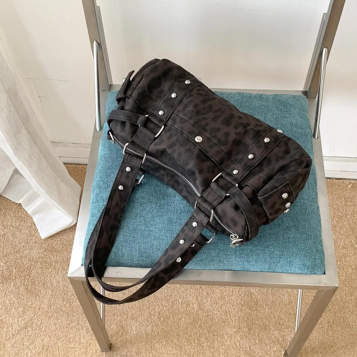 sac à main vintage léopard à rivets, sacoche boston décontractée en forme de baril pour femme, sac à bandoulière, fourre-tout tendance pour dames