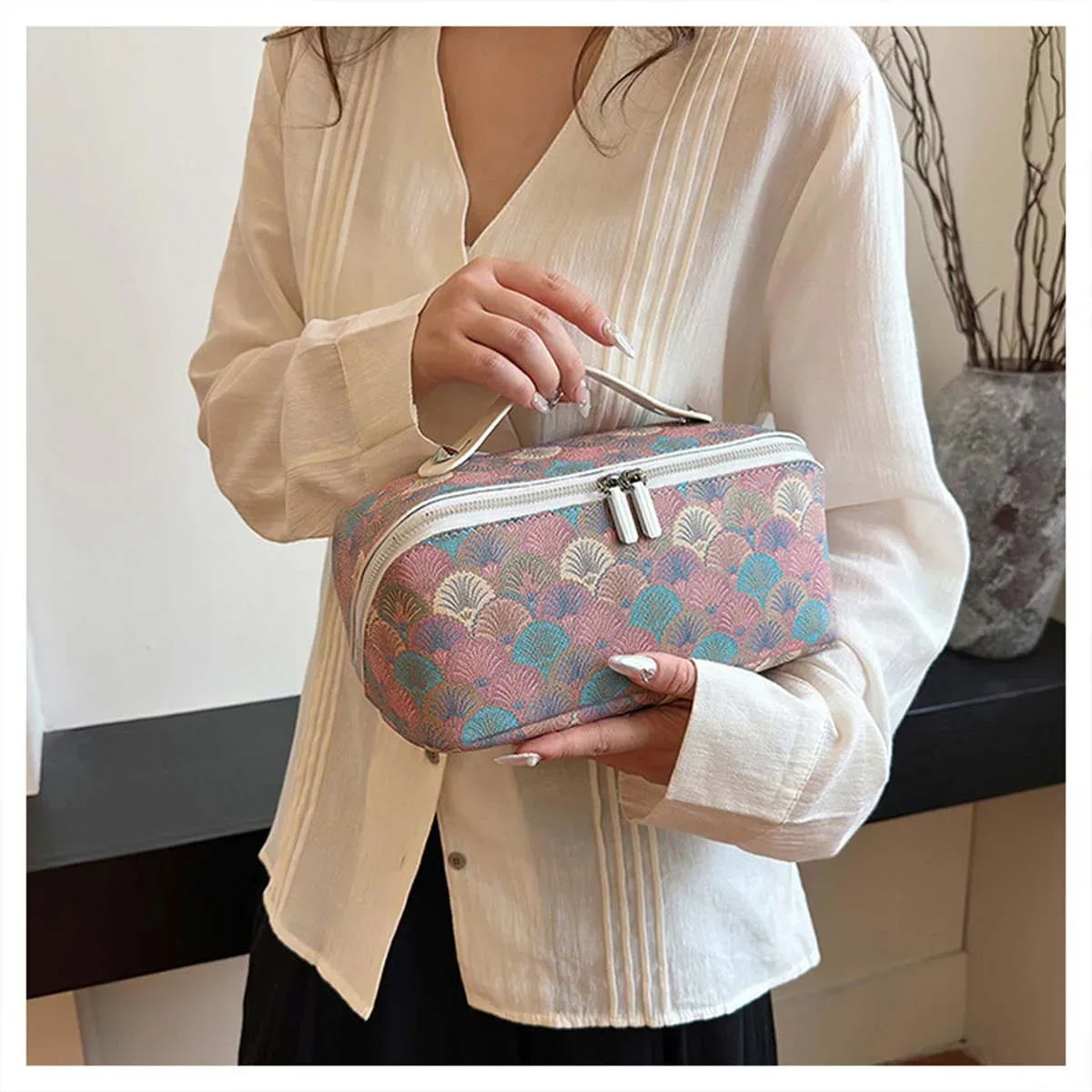 nouveau sac à cosmétiques à la mode, sac de rangement portable et polyvalent de voyage, sac de toilette imprimé rétro haut de gamme de grande capacité