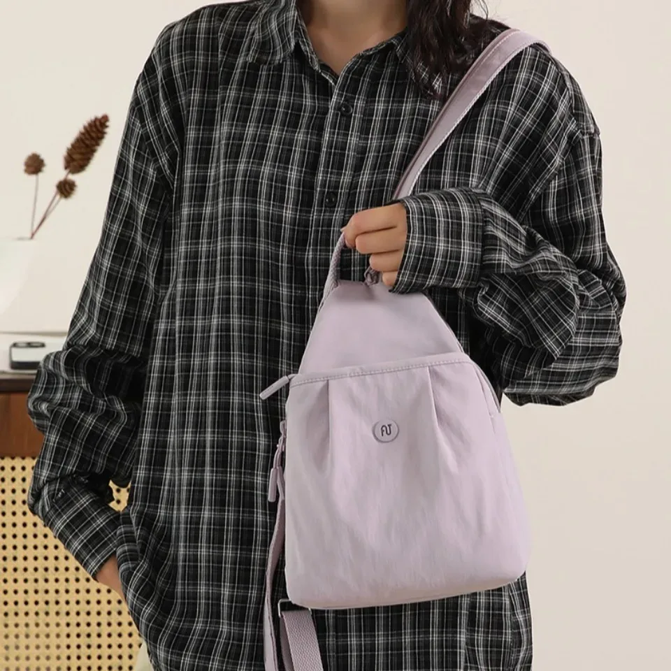 sac dos nylon gris pastel imperméable compartiment intérieur bandoulière arquée poche limon trapézoïdale voyage femme